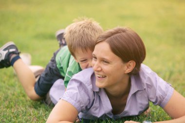 mutlu sarışın beyaz çocuk annesi ile Park'ta açık aile portresi