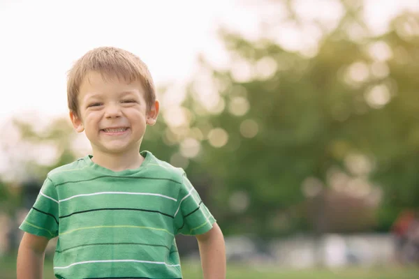 Feliz sonriente rubia caucásica niño al aire libre retrato en parque — Foto de Stock