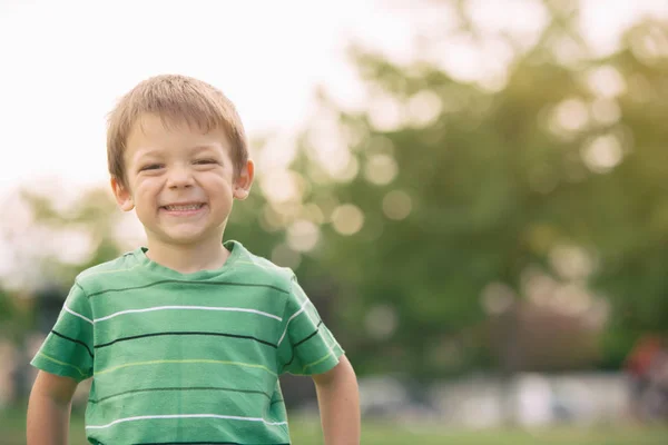 Gelukkig lachend blond Kaukasische kind buiten portret op park — Stockfoto