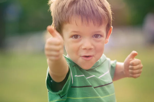 Feliz sonriente rubia caucásica niño al aire libre retrato en parque —  Fotos de Stock