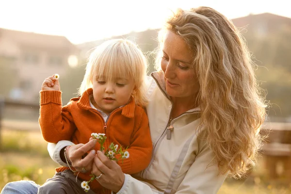 Blonde mum with boy son play in a park — Stock Photo, Image