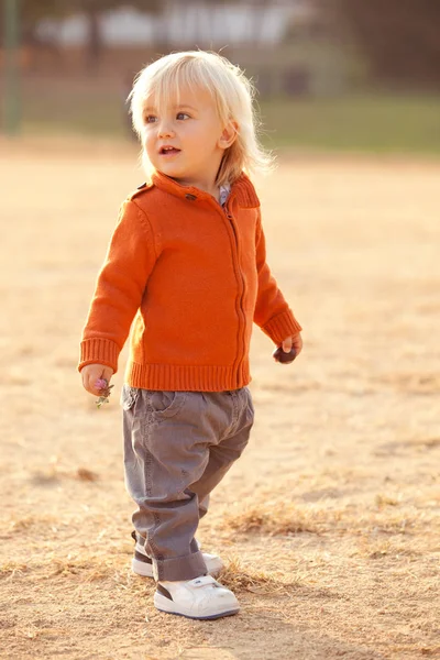 Blonder kaukasischer Junge lächelt im Park — Stockfoto
