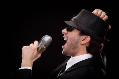 şık erkek şarkıcı müzisyen siyah izole mikrofon için şarkı