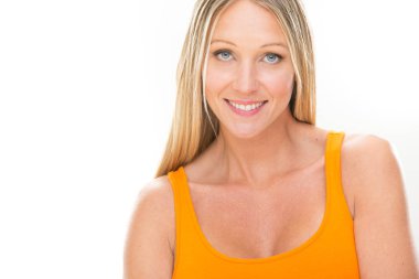 sarışın gülümseyen genç kadın üzerinde beyaz izole turuncu elbise ile