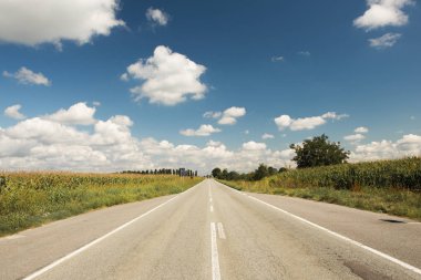 güneşli gün bulutlu mavi gökyüzü, yatay ile alanları aracılığıyla düz yol