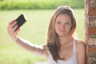 Genç Kızıl saçlı kadın selfie smartphone açık