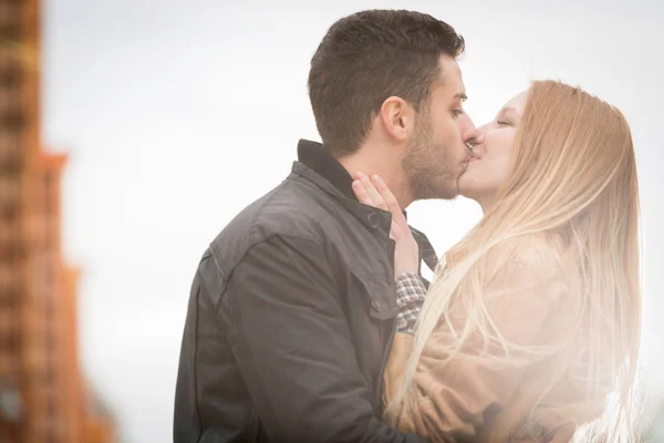 Mujer romántico amor beso hombre en urbano ciudad — Foto de Stock