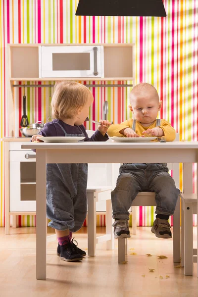 Rodinu dítě bratr a sestra hrát jíst jídlo v kuchyni hračka — Stock fotografie