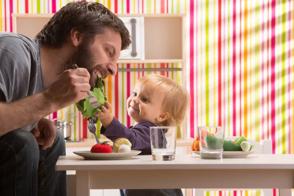 Aile bebek kız ve baba oyun oyuncak mutfakta yemek yemek — Stok fotoğraf