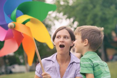 mutlu sarışın beyaz çocuk annesi ile Park'ta açık aile portresi