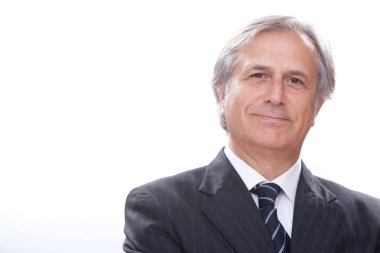 zarif gülümseyen kıdemli işadamı beyaz izole