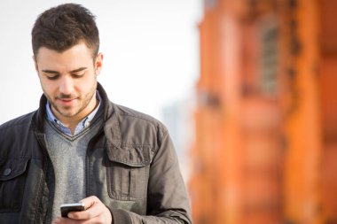 Kentsel şehir Smartphone kullanan casual beyaz adam