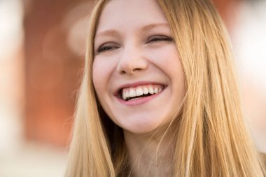 gülümseyen mutlu genç Beyaz sarışın kadın kentsel