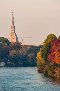 turin şehir mole antonelliana ve kısmen yürüyen insanlarla po Nehri