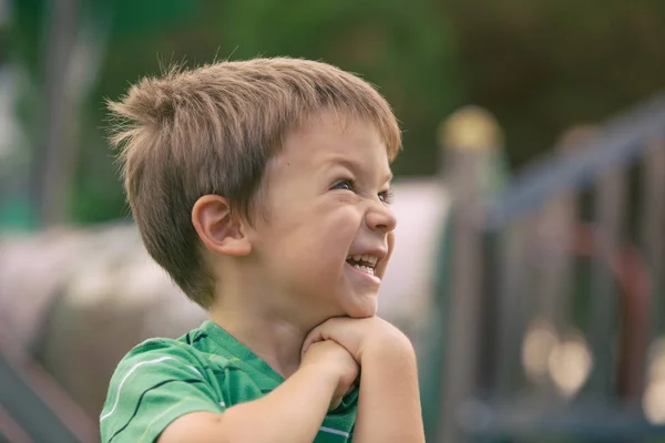 Feliz sonriente rubia caucásica niño al aire libre retrato en parque — Foto de Stock