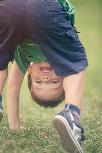 Feliz sonriente rubia caucásica niño al aire libre retrato en parque — Foto de Stock