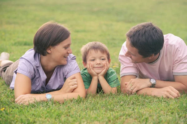 그의 엄마와 아빠와 함께 공원에서 행복 한 금발 백인 아이 야외 가족 초상화 — 스톡 사진
