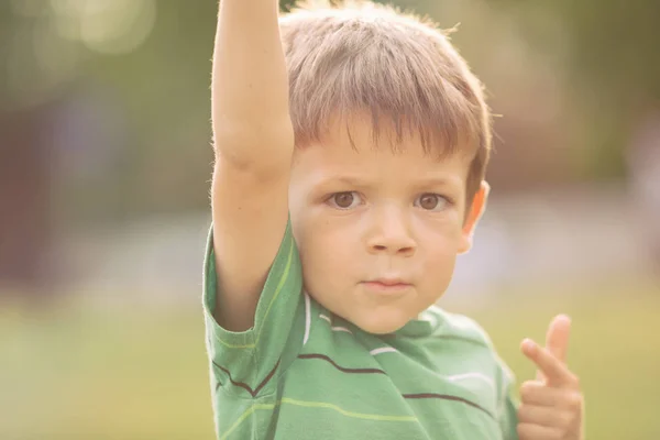 Feliz sonriente rubia caucásica niño al aire libre retrato en parque — Foto de Stock