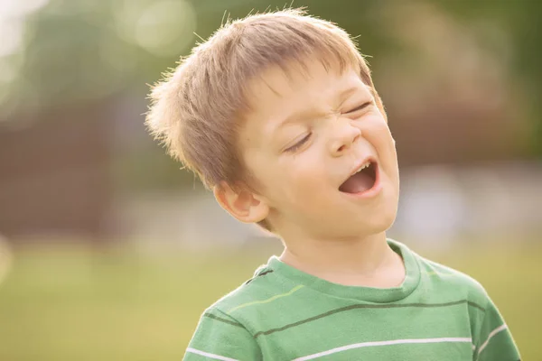 Feliz sonriente rubia caucásica niño al aire libre retrato en parque —  Fotos de Stock
