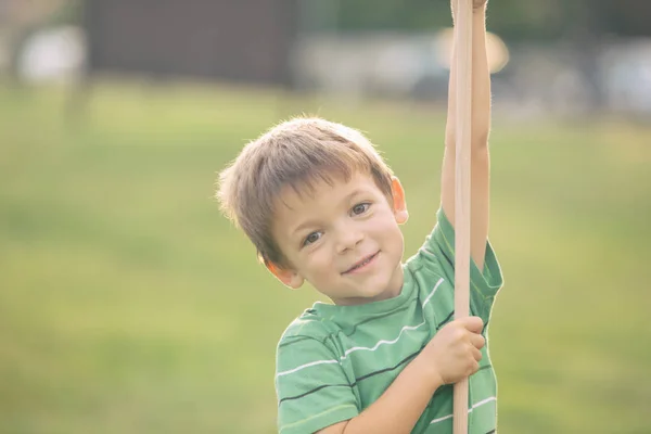 Feliz sonriente rubia caucásica niño al aire libre retrato en parque — Foto de Stock