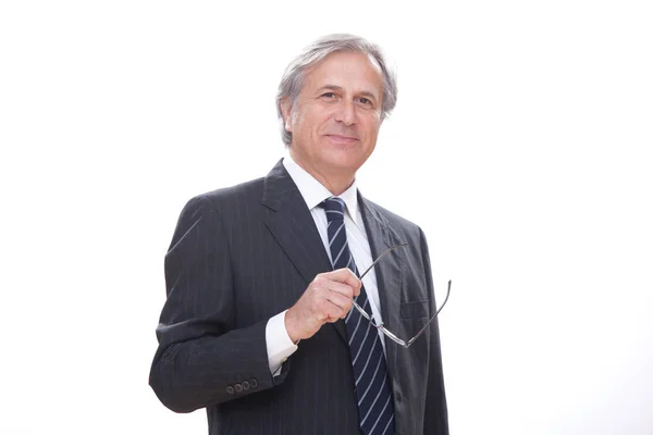 Elegante sonriente hombre de negocios senior aislado en blanco con gafas —  Fotos de Stock