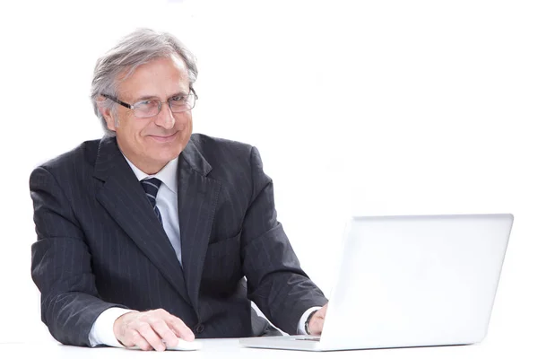 Souriant homme d'affaires senior isolé sur blanc à l'aide d'un ordinateur portable — Photo