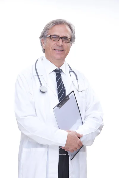 Felice medico anziano con stetoscopio isolato su bianco — Foto Stock