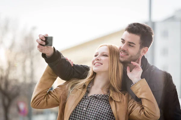 Hombre y mujer pareja en amor haciendo selfie — Foto de Stock