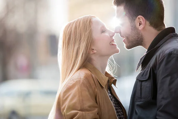 Mulher romântico amor beijo homem em cidade urbana — Fotografia de Stock