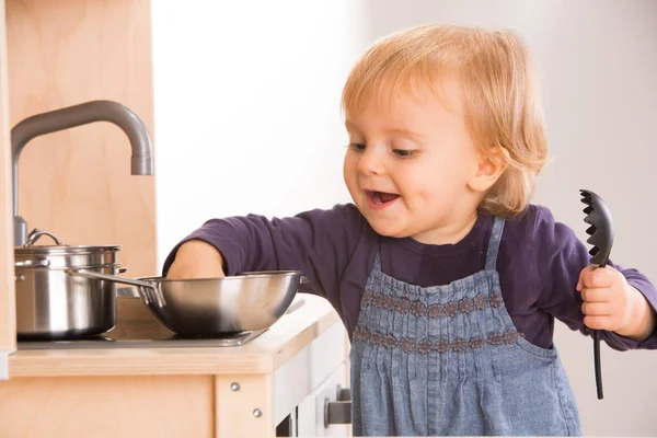Bebé familia niña hija jugar cocinar en juguete cocina —  Fotos de Stock