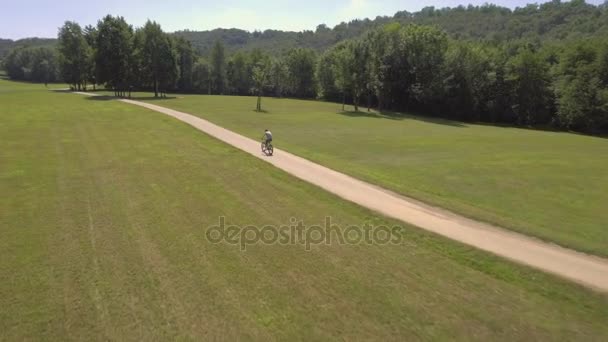 Человек горный велосипед ездить на открытом воздухе в природе вниз боковая прогулка в солнечный день 4k воздушный беспилотник следовать широкий выстрел — стоковое видео