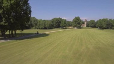 kadın anne dağ bisikleti geniş atış römork binmek bir yan yürüyüş aşağı doğada açık hava güneşli gün 4 k dron izleyin çocuklu