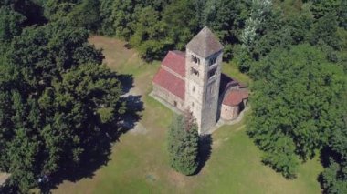 izole eski Katolik Hıristiyan Romanesk kilise çan kulesi geniş atış doğa açık sahne 4 k hava dron yörüngede ile görünümünü yukarıda