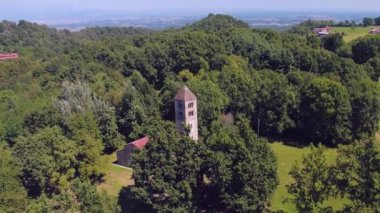 izole eski Katolik Hıristiyan Romanesk kilise çan kulesi geniş atış doğa açık sahne 4 k hava dron yörüngede ile görünümünü yukarıda