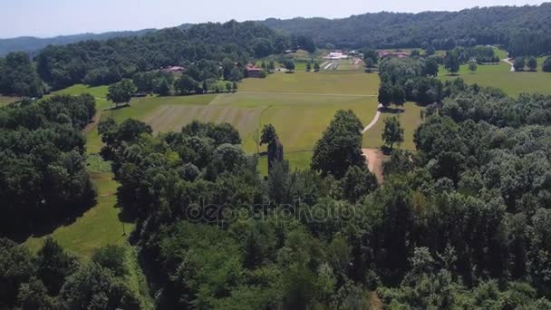 Izole eski Katolik Hıristiyan Romanesk kilise çan kulesi geniş atış doğa açık sahne 4 k hava dron yörüngede ile görünümünü yukarıda — Stok video