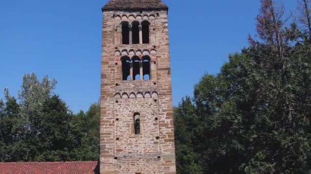 izole eski Katolik Hıristiyan Romanesk kilise çan kulesinde doğa açık sahne 4k ile görünümünü yukarıda hava dron yörünge yakın atış