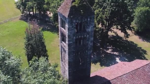 视图的自然室外场景 4 k 的钟塔的孤立老天主教基督教罗马式教堂上方空中无人驾驶轨道近摄镜头 — 图库视频影像
