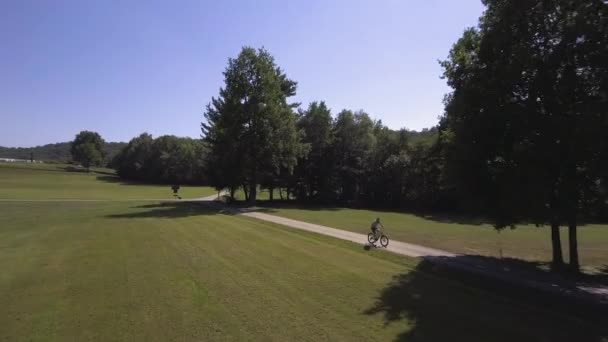 Man mountain bike rit buiten in de natuur een keerzijde lopen in zonnige dag 4k luchtfoto drone Volg breed schot — Stockvideo