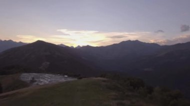 Van park yerinde yaz güneşli gün, yaklaşan günbatımı veya gündoğumu şafak veya alacakaranlık 4 k kamp hava uçak ileri uçuş geniş atış kurulması