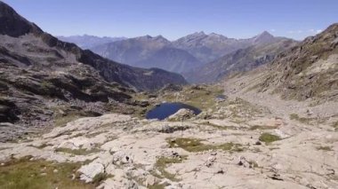 İtalya Alp Dağları üzerinde Mavi Göl hava yaz güneşli bir günde ortaya koyuyor. 4 k dron ileri uçuş geniş kurulması atış