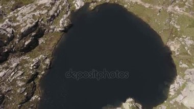 İtalya Alp Dağları havai Mavi Göl güneşli gün yaz yukarıda hava. 4 k dron üst uçuş geniş kurulması atış