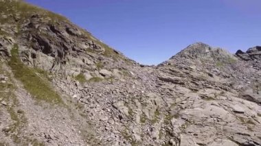 İtalya Alp Dağları yaz güneşli gün kayalık tarafında hava. 4 k dron yan uçuş geniş kurulması atış