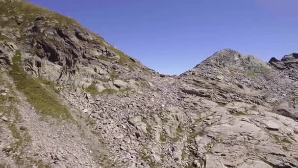 Italië Alpen bergen antenne aan rotsachtige kant in zonnige zomerdag. 4 k drone kant vlucht breed vaststelling van schot — Stockvideo