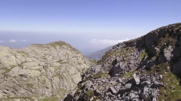 Hory Itálie Alpy antény nad modré jezero odhalit v letní slunečný den. 4 k drone dopředného letu široké stanovením shot — Stock video