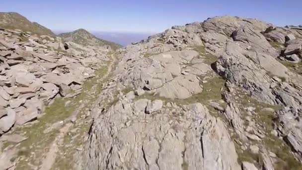 Hory Itálie Alpy antény nad modré jezero odhalit v letní slunečný den. 4 k drone dopředného letu široké stanovením shot — Stock video
