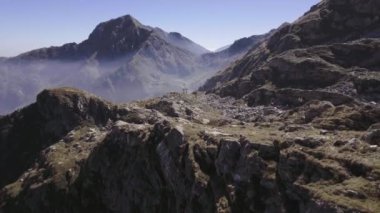 İtalya Alp Dağları uçurum yaz güneşli günde sis ile yukarıda hava. 4 k uçağı geri uçuş geniş kurulması atış