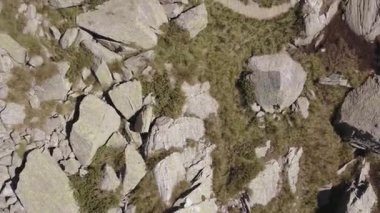 İtalya Alp Dağları kayalık uçurum yaz güneşli günde yukarıda hava. 4 k dron genel gider uçuş geniş kurulması atış