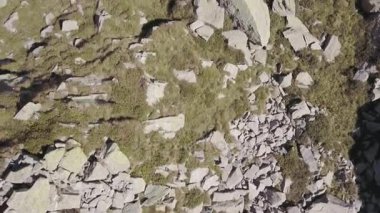 İtalya Alp Dağları kayalık uçurum yaz güneşli günde yukarıda hava. 4 k dron genel gider uçuş geniş kurulması atış
