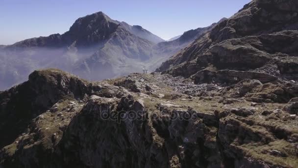 Italië Alpen bergen luchtfoto hierboven klif in zonnige zomerdag met mist. 4 k drone terug vlucht breed vaststelling van schot — Stockvideo
