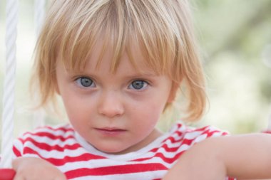 ciddi düşünme veya üzgün genç bebek